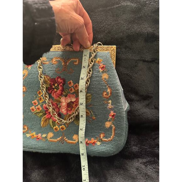 VINTAGE SIXTIES BLUE NEEDLEPOINT BAG W/ CHAIN HANDLE - Picture 3 of 9